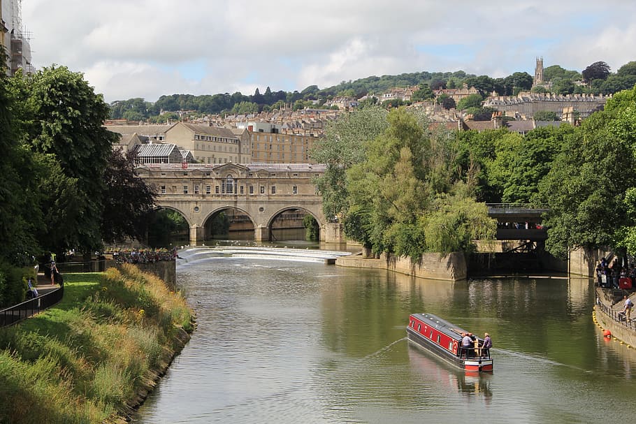 Red And Black Boat On Body Of Water, Bath, England, - Pulteney Bridge - HD Wallpaper 