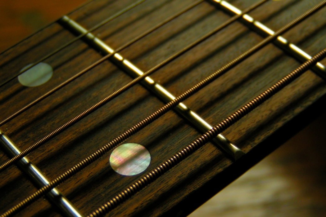 Brown Guitar Strings Close Up - Acoustic Guitar - HD Wallpaper 