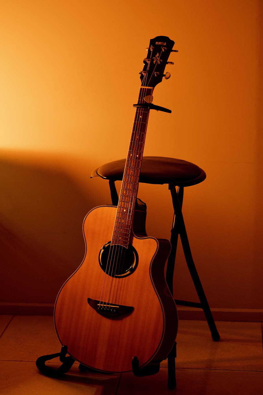Guitar With Stand Hd - HD Wallpaper 
