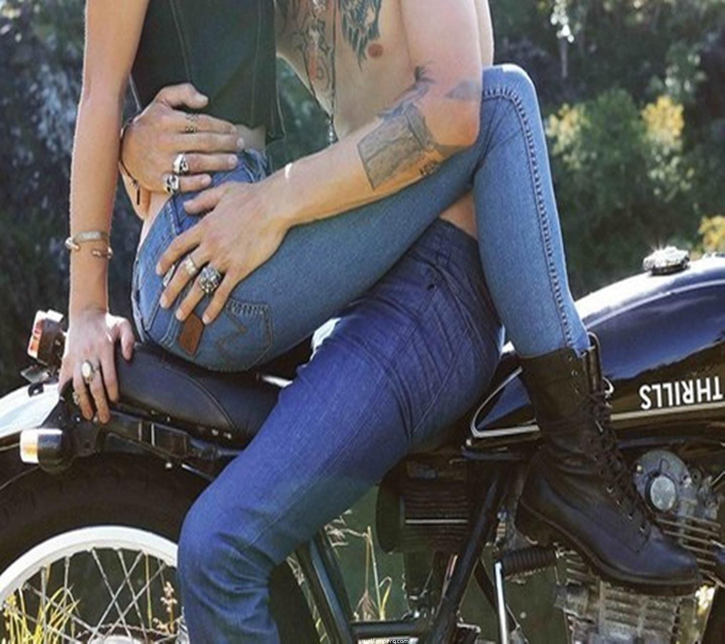 Hot Couple In Jeans - HD Wallpaper 