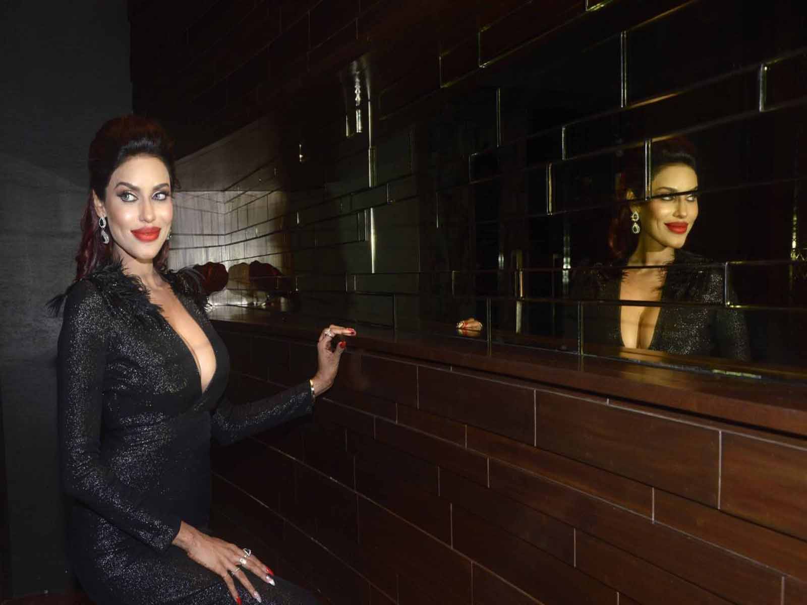 Gizele Thakral High Quality New Hot Free Download High - Girl - HD Wallpaper 