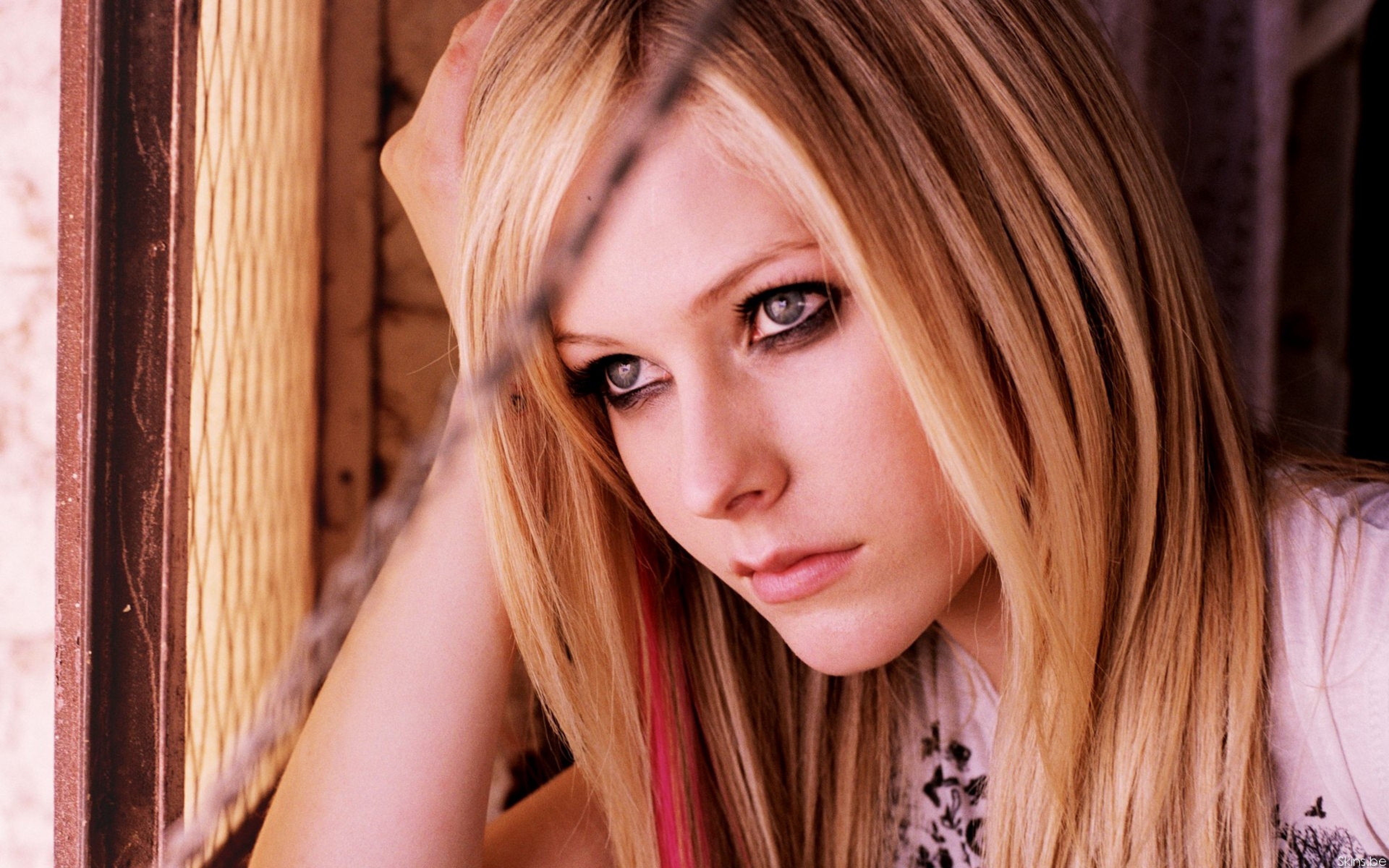 Avril Lavigne Window Look Wallpaper - HD Wallpaper 