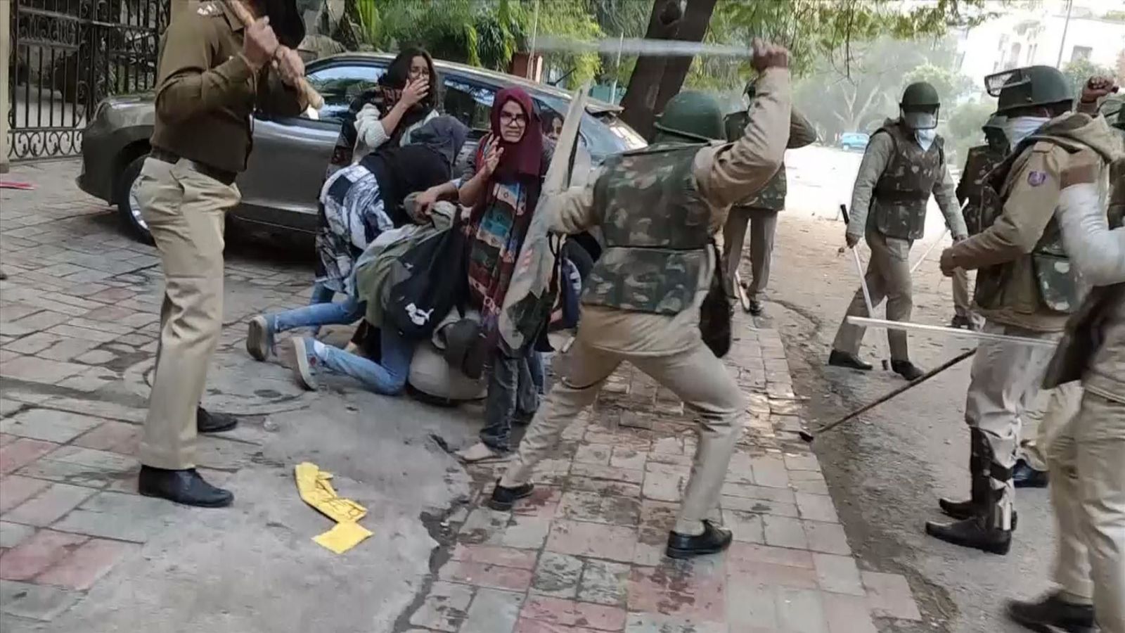 Footage Of Indian Police In New Delhi Beating Up Students - Indian Police Beating Protesters - 1600x900 Wallpaper Footage Of Indian Police In New Delhi Beating Up Students - Indian Police Beating Protesters - 1600x900 Wallpaper