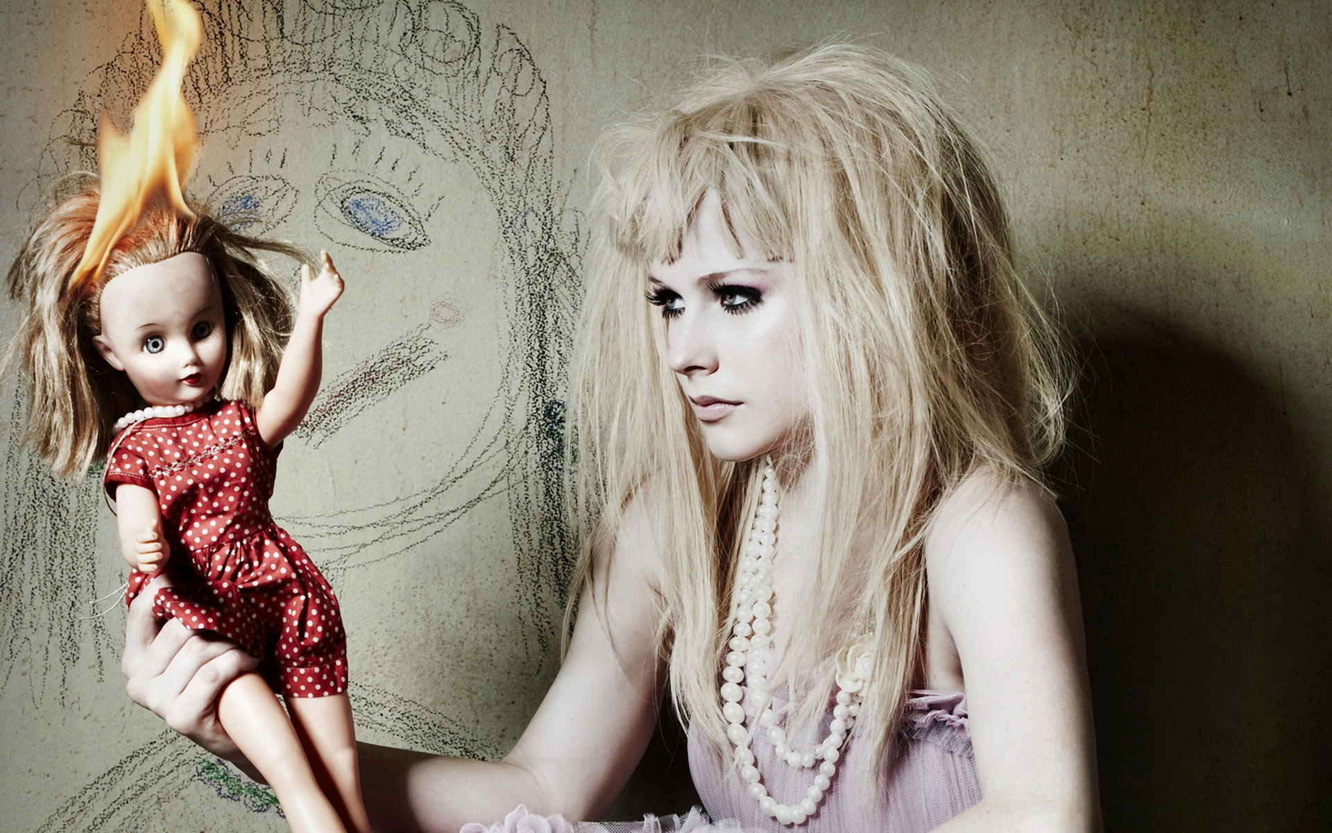 Sweet Avril Lavigne Wallpaper Desktop Wallpaper - Avril Lavigne Doll Photoshoot - HD Wallpaper 