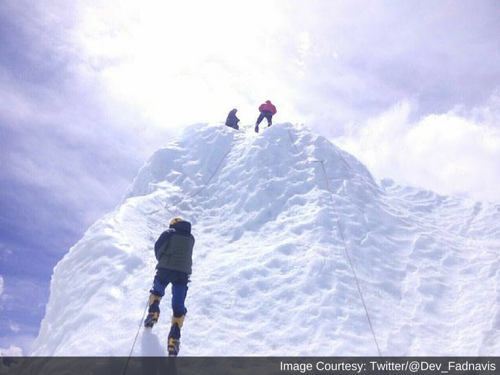 0 Slide - Police On Mount Everest - HD Wallpaper 