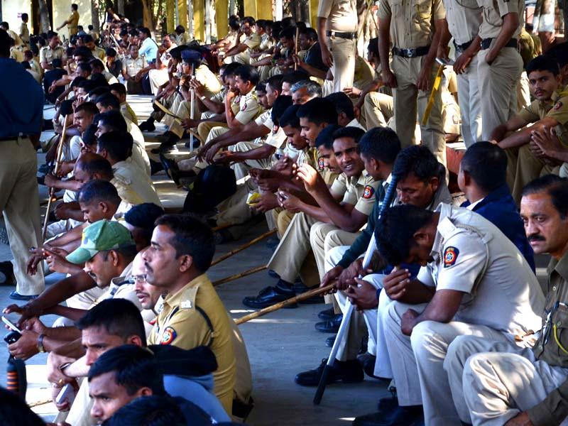 Maharashtra Police Personnel Are Deployed Ahead Of - Crowd - HD Wallpaper 