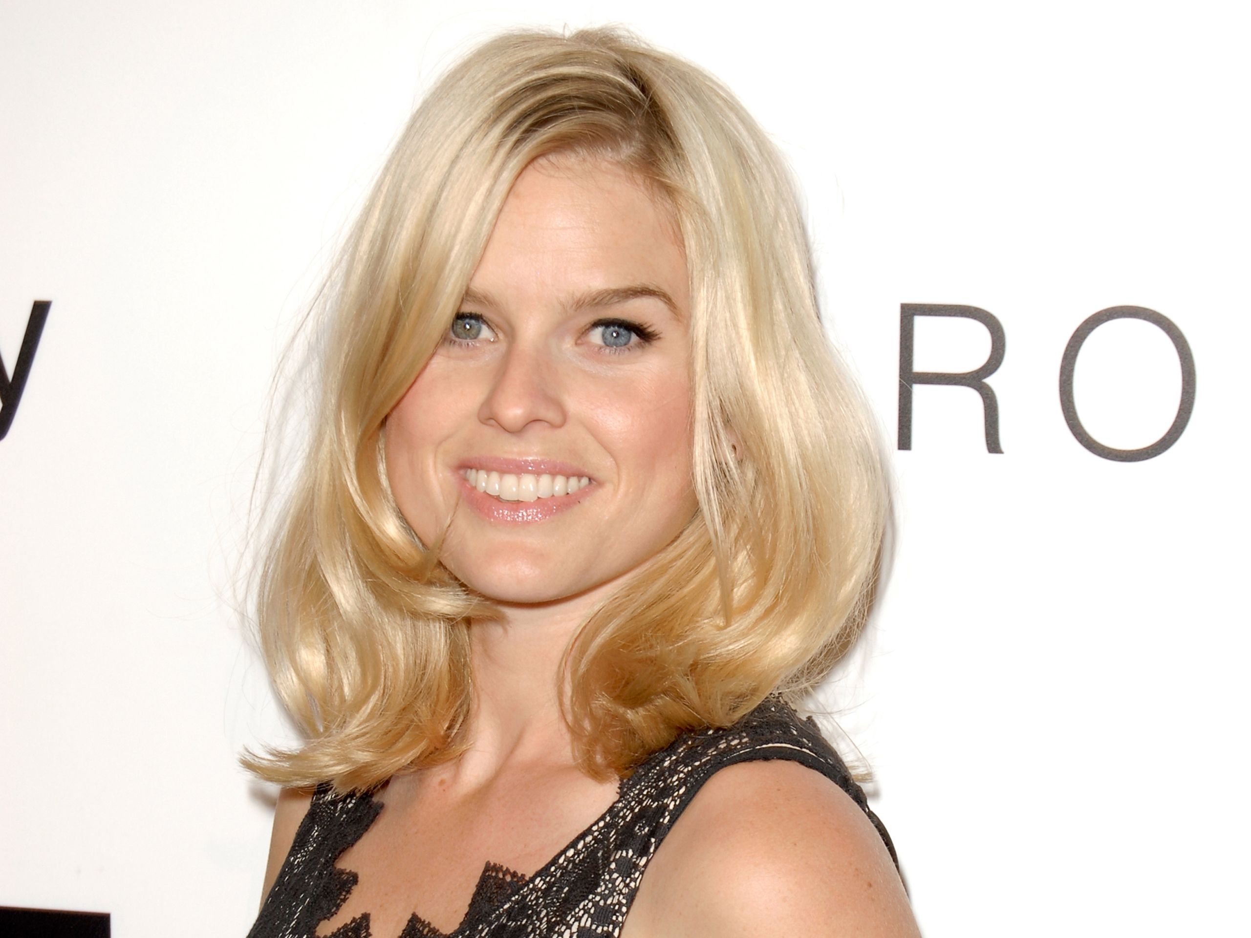 Alice Eve - HD Wallpaper 