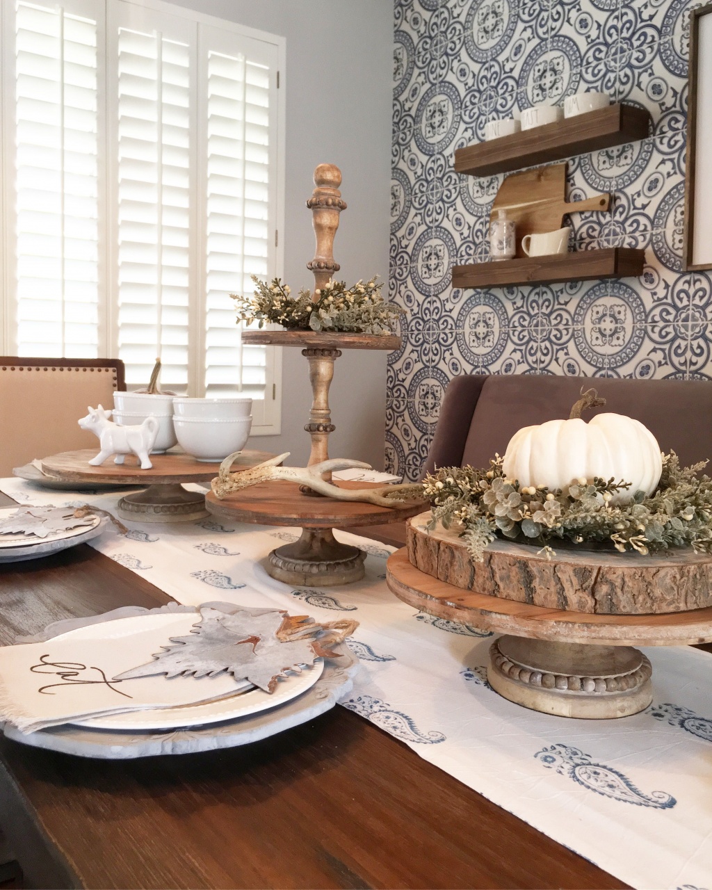 Fall Decor For Fireplace Mantel - Kitchen & Dining Room Table - HD Wallpaper 