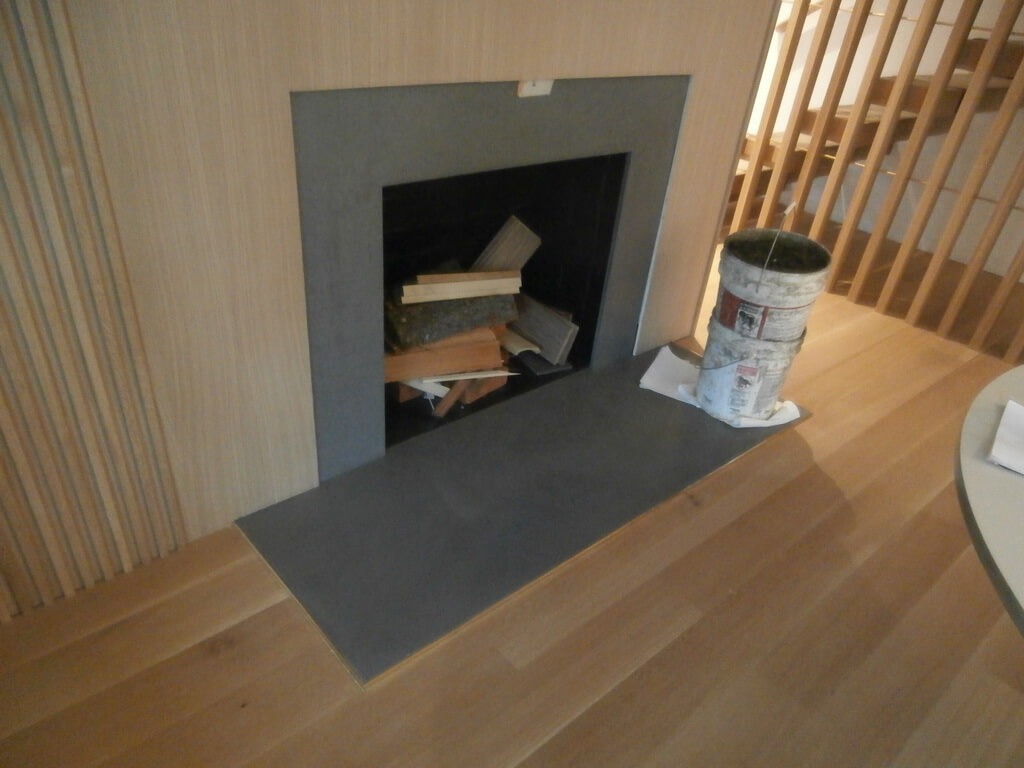 A Dark Gray Modern Fireplace Surround - HD Wallpaper 