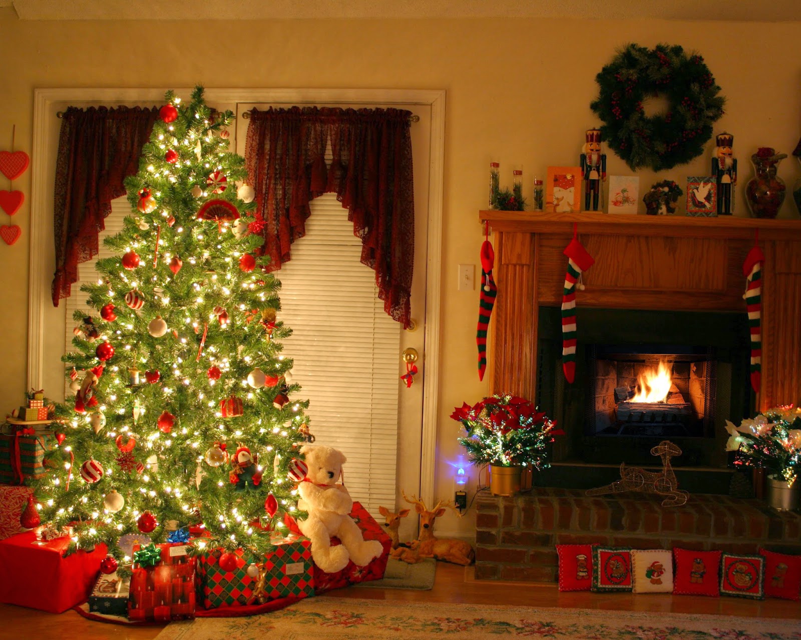 Christmas Fireplace Mantel Decoration Ideas For Home - Santa Caught By Tree - HD Wallpaper 