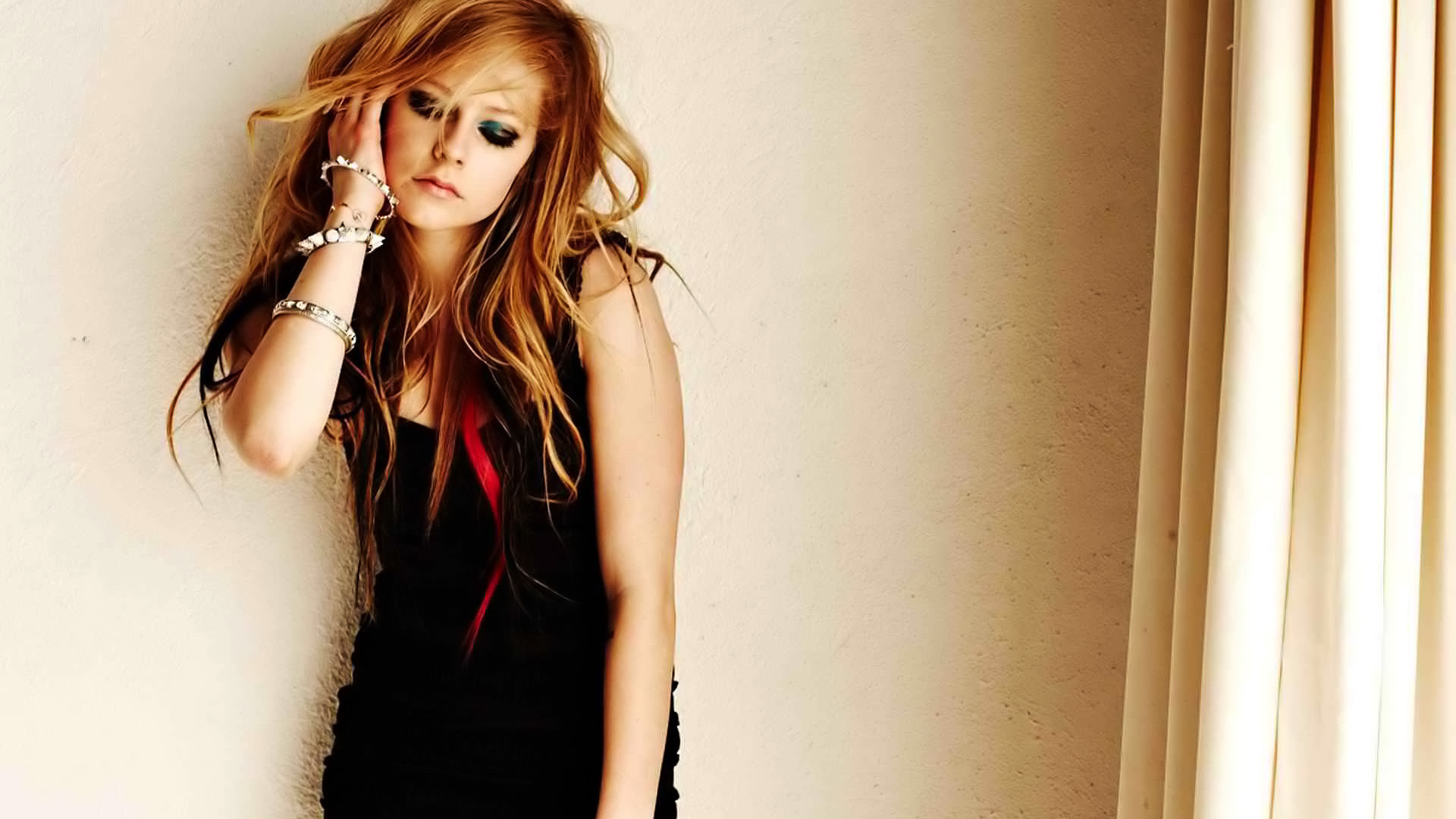 Avril Lavigne Hd - Avril Lavigne In Black Skirt - HD Wallpaper 