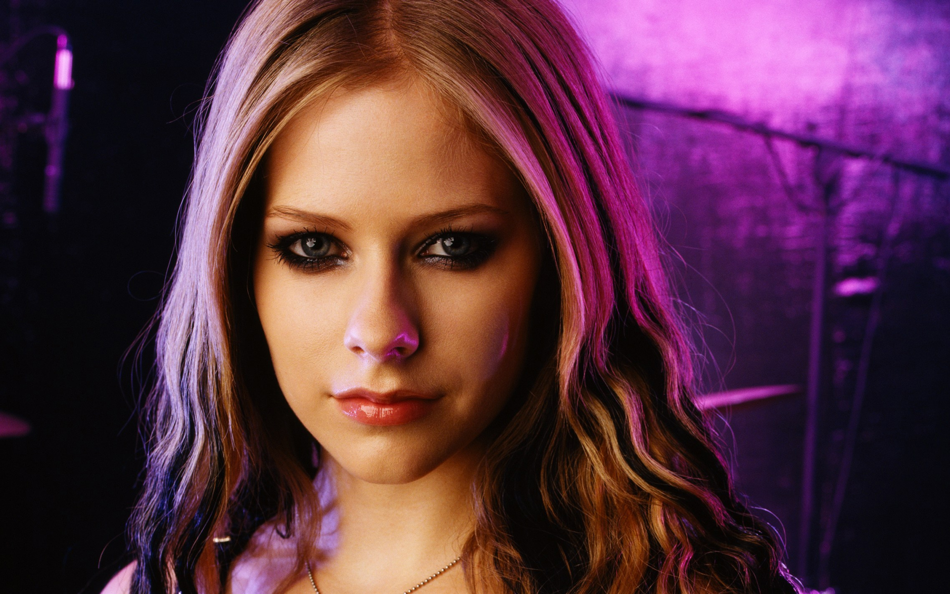 Avril Lavigne Banner - HD Wallpaper 