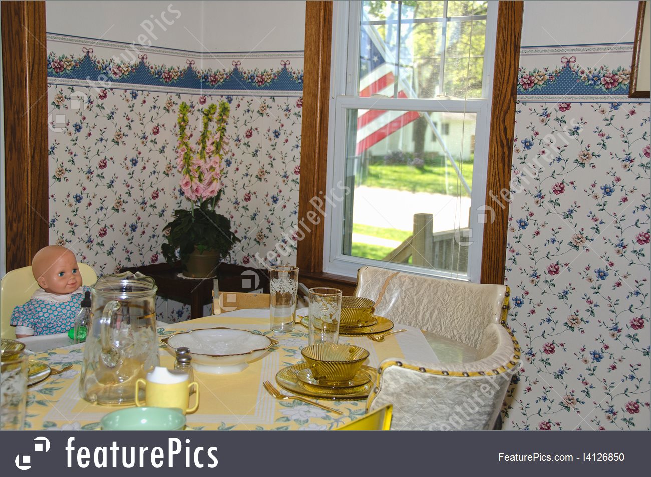 Old Fashioned Kitchen With Floral Wallpaper And Retro - Dining Room - HD Wallpaper 