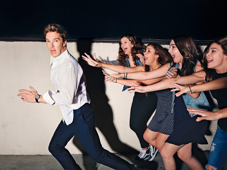 Wallpaper Benedict Cumberbatch, Actor, Fans, Girls, - Benedict Cumberbatch With Fans - HD Wallpaper 