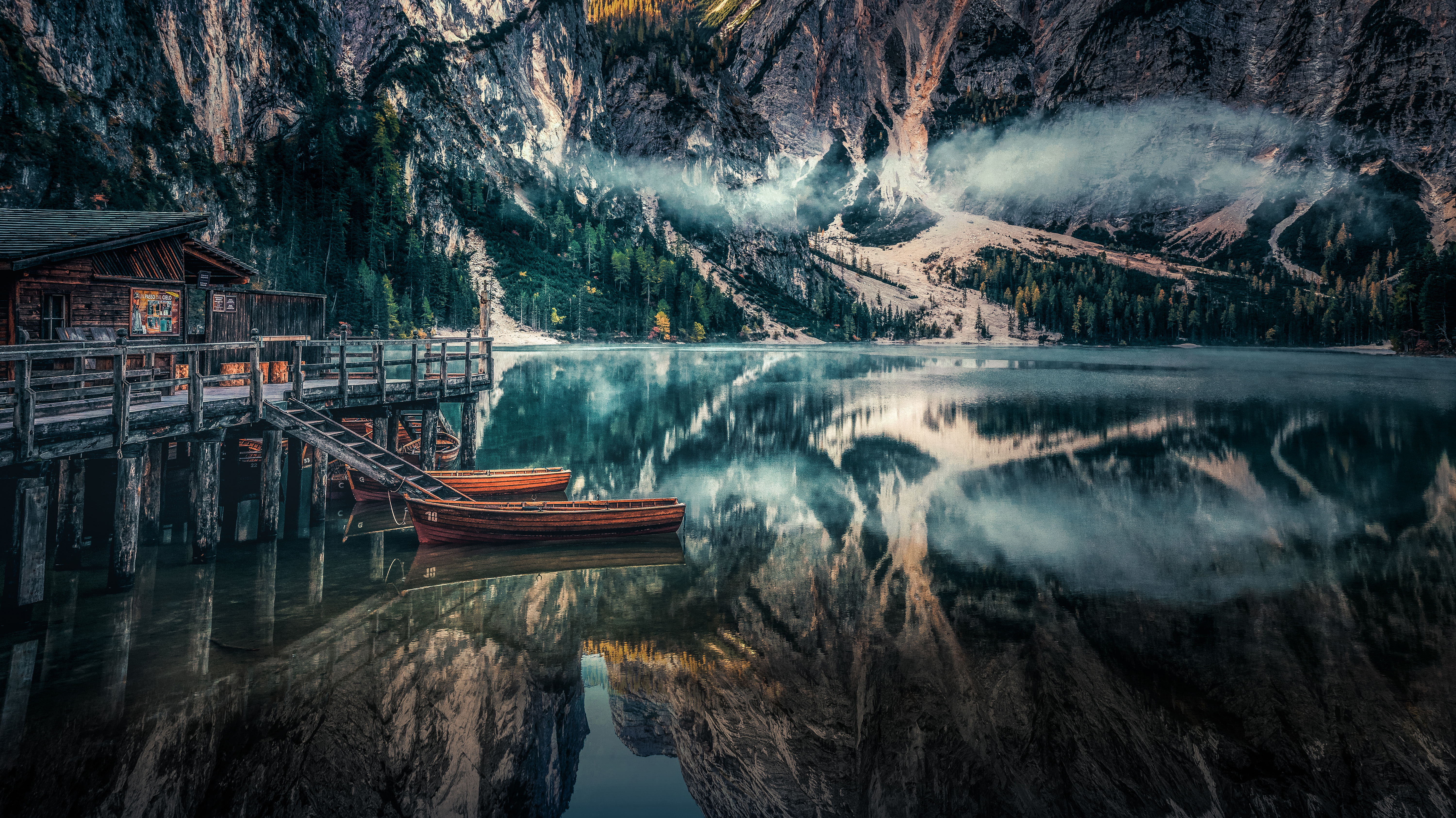 Braies Lake Panoramic Viewin Dolomites Mountains Italy - Pragser Wildsee - HD Wallpaper 