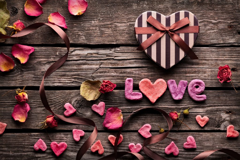 Love Hearts Gifts Wood Red Pink Purple 5k Wallpaper - Картинки На Заставку Сердечки - HD Wallpaper 