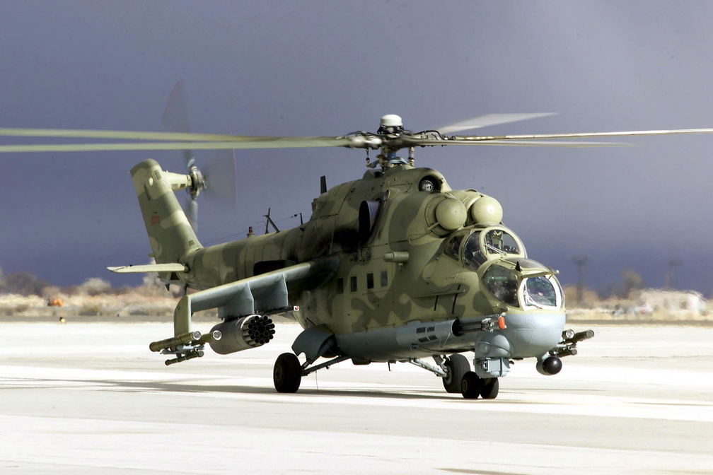 Russian Hind Helicopter - HD Wallpaper 