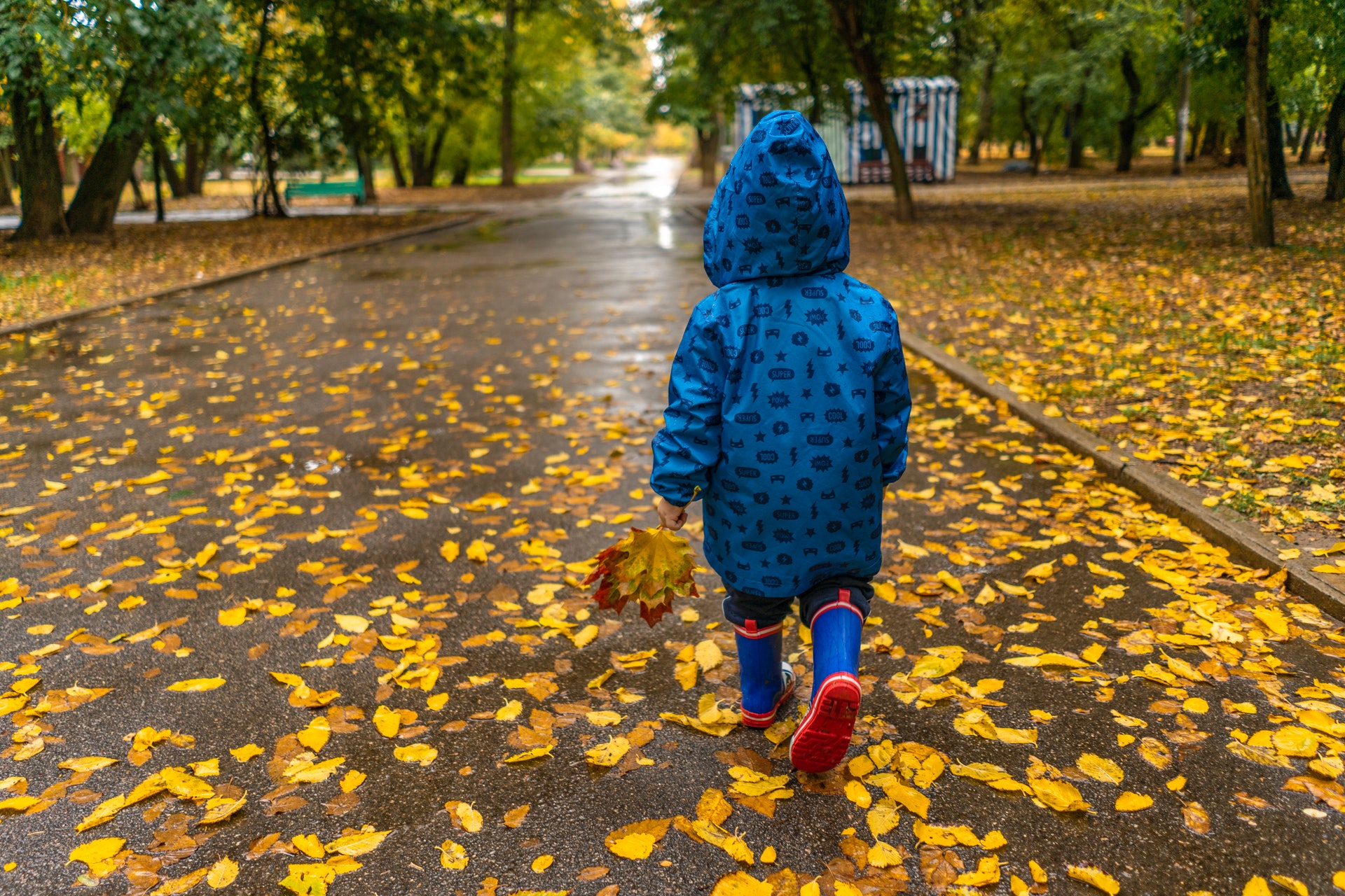 I Am Back Cute Kid Wallpaper - Kids Wearing Raincoat - HD Wallpaper 