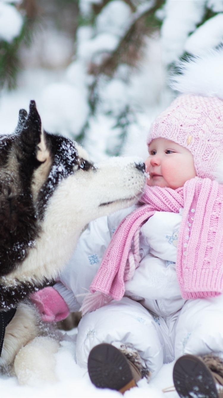 Iphone Wallpaper Husky Dog And Cute Baby, Thick Snow - Cute Baby Wallpaper Winter Season - HD Wallpaper 