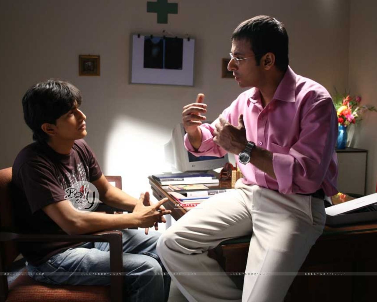 Joy Sengupta Talking To His Patient Size - Sitting - HD Wallpaper 