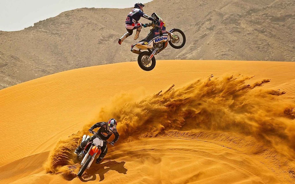 Bikes Stunts Sand Race Hd Wallpaper - Desert Dirt Bike - HD Wallpaper 