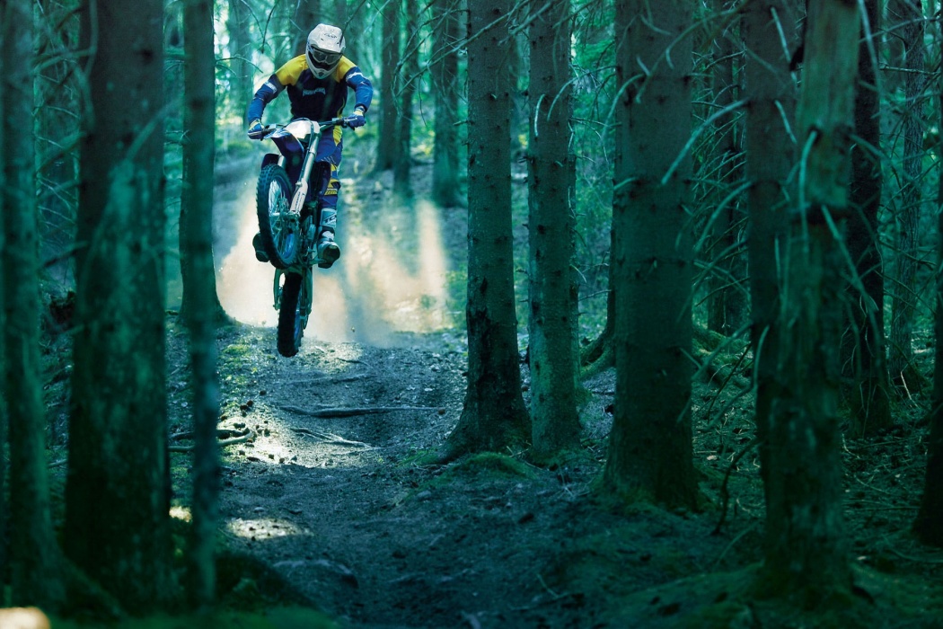 Downhill Cycling - Motocross In The Woods - HD Wallpaper 