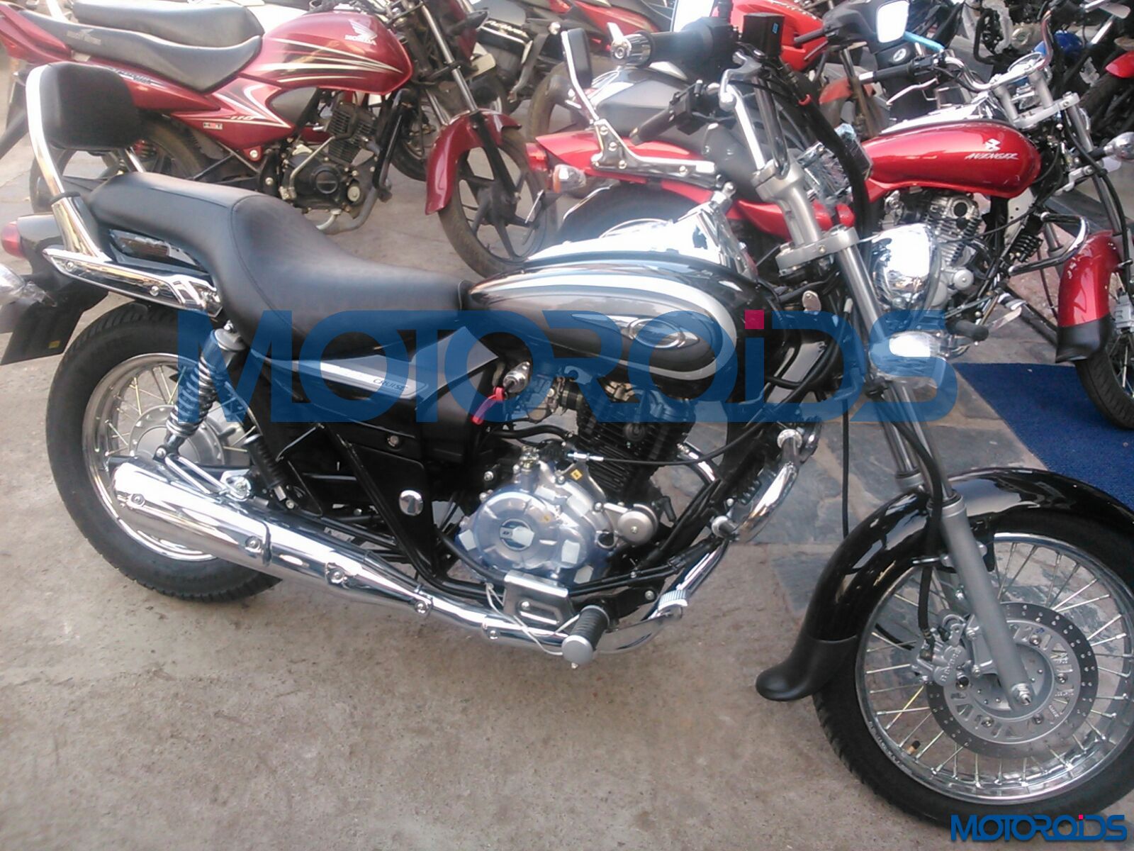 2016 Bajaj Avenger 220 Cruise Spied At A Dealership - Avenger New Model 220 Bike - HD Wallpaper 