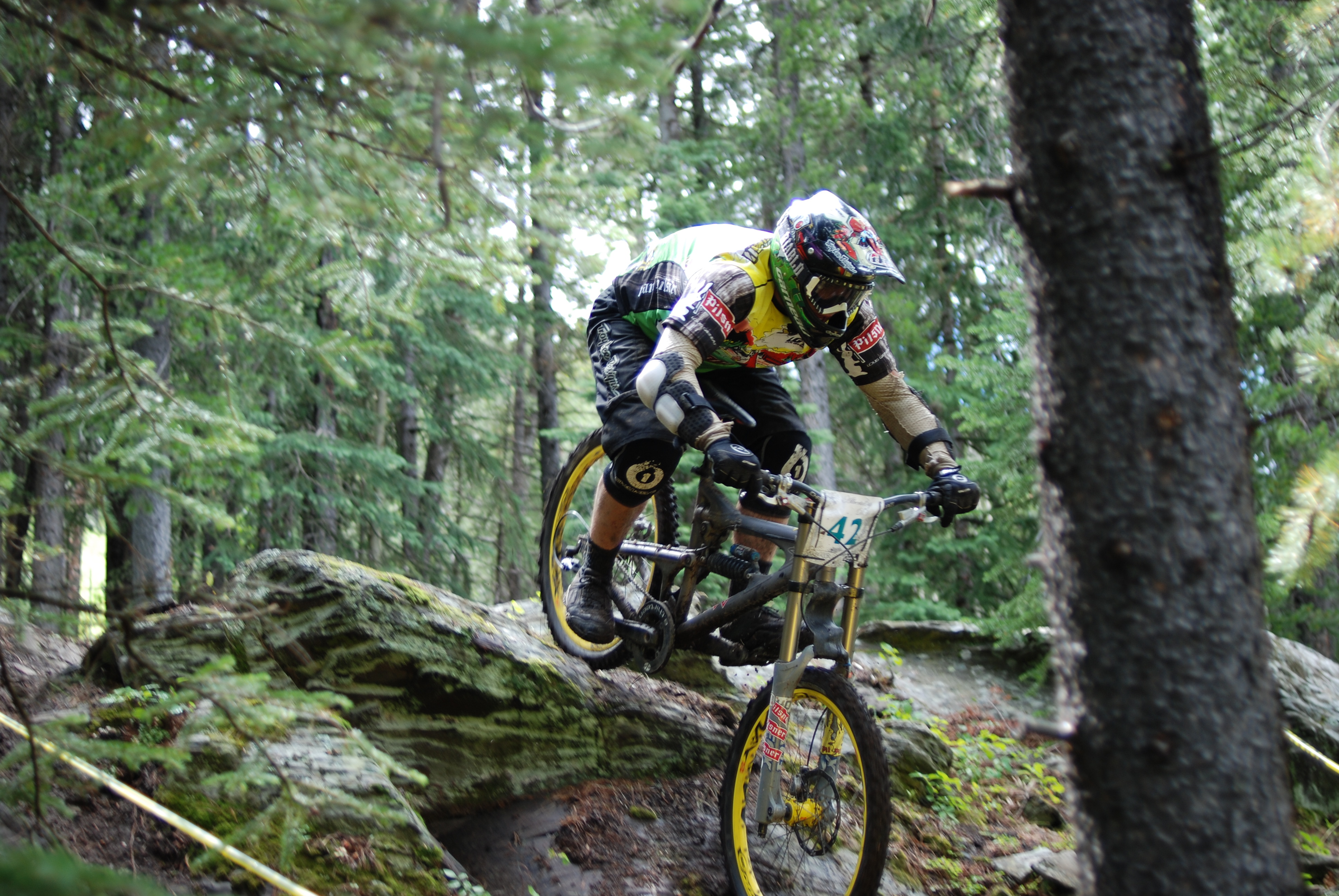 Downhill Mountain Bike Pics Download - Mountain Bike Downhill Racing - HD Wallpaper 