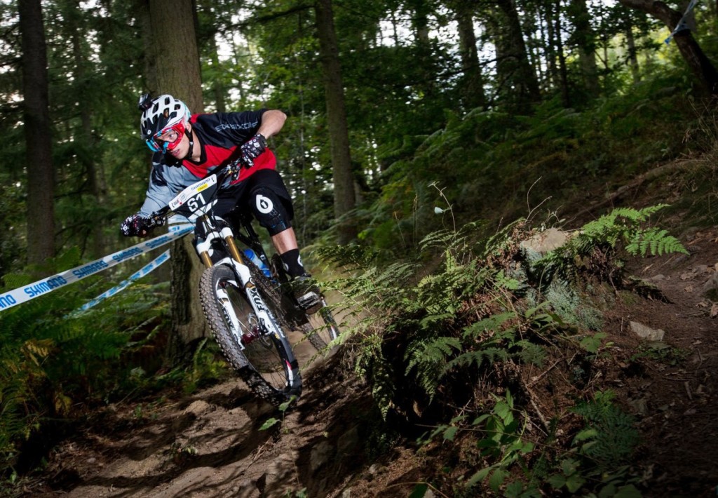 Wallpaper Mtb - Downhill Mountain Biker - HD Wallpaper 