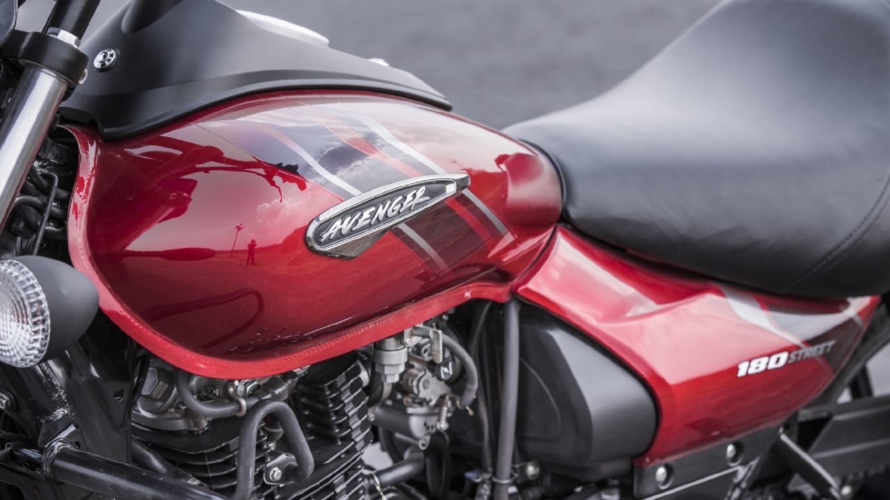 Avenger Red Colour Bike - HD Wallpaper 