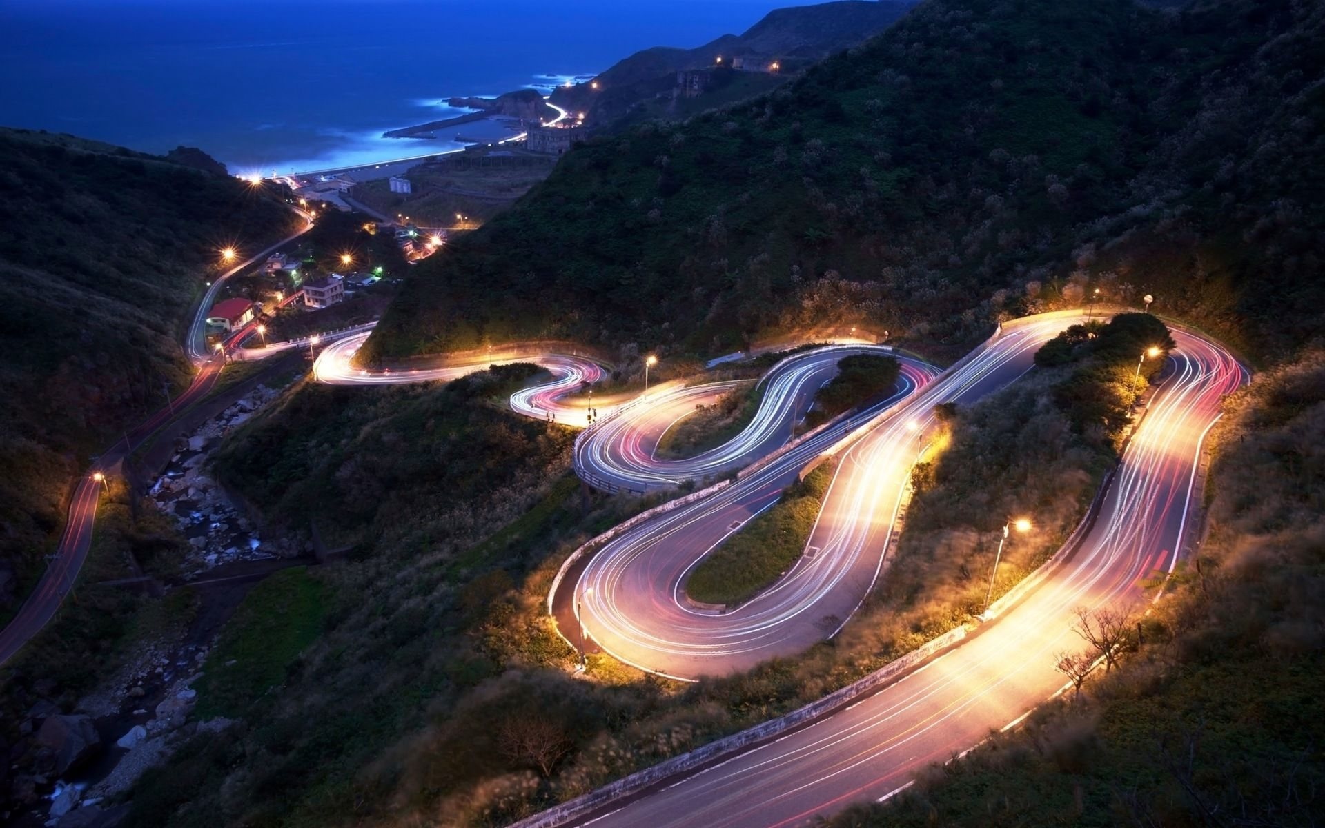 Wallpaper Bend Along The Tortuous Downhill Road At - Light Trails On Mountain Road - HD Wallpaper 