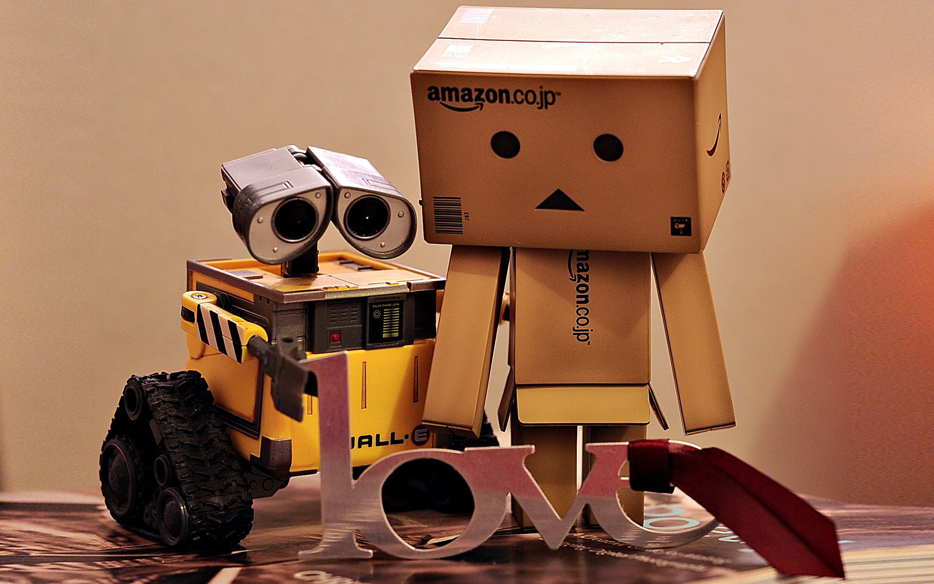 A Robot With Feelings Wally Cardboard Man Korobochek - Amazon Box Robot Hd - HD Wallpaper 