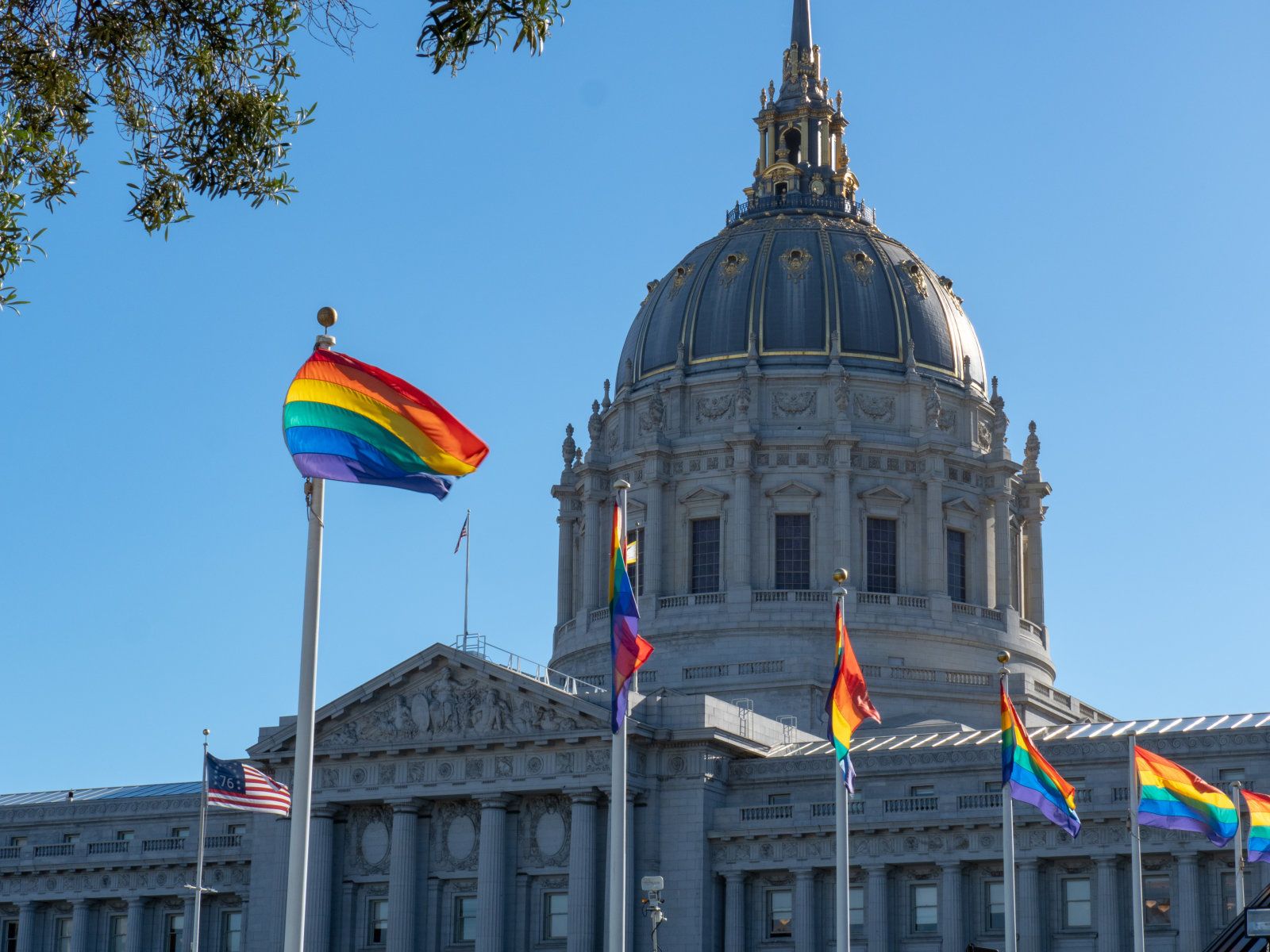 Gay Pride Flags Flying Outside Of San Francisco City - San Francisco City Of Gays - HD Wallpaper 