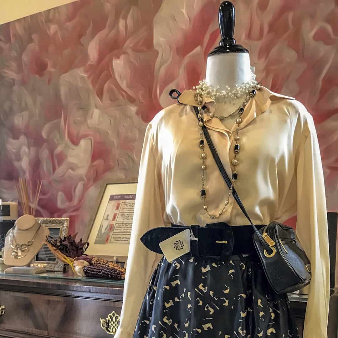 Twist Boutique & White Peonies Casart Wallcovering - Mannequin - HD Wallpaper 