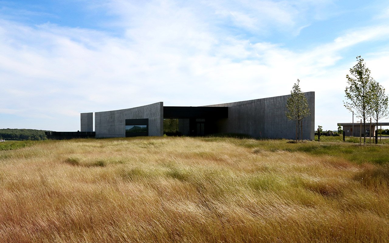 Visitors Center - Grass - HD Wallpaper 