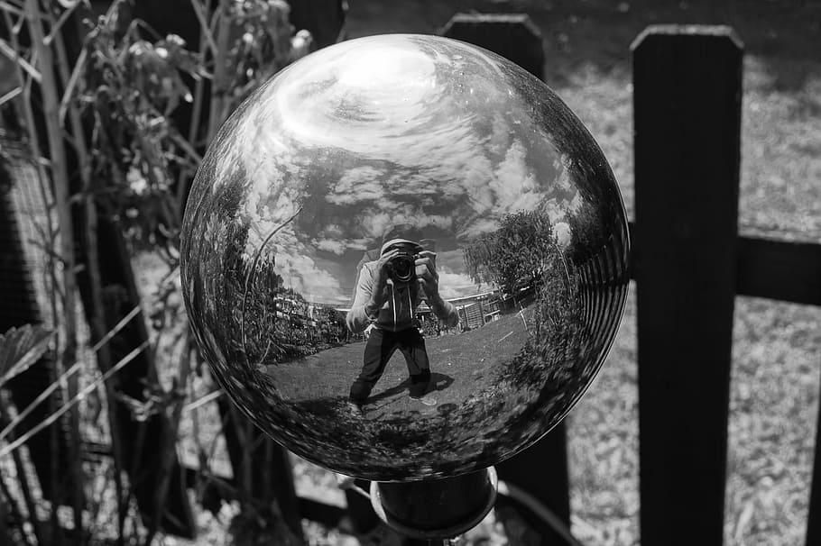 Black And White, Ball, Mirroring, Self Portrait, Sphere, - Autoportrait Photo Noir Et Blanc - HD Wallpaper 