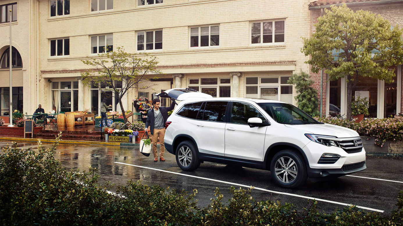 2019 Honda Pilot White Color Park On Road Side View - White Honda Pilot 2019 - HD Wallpaper 