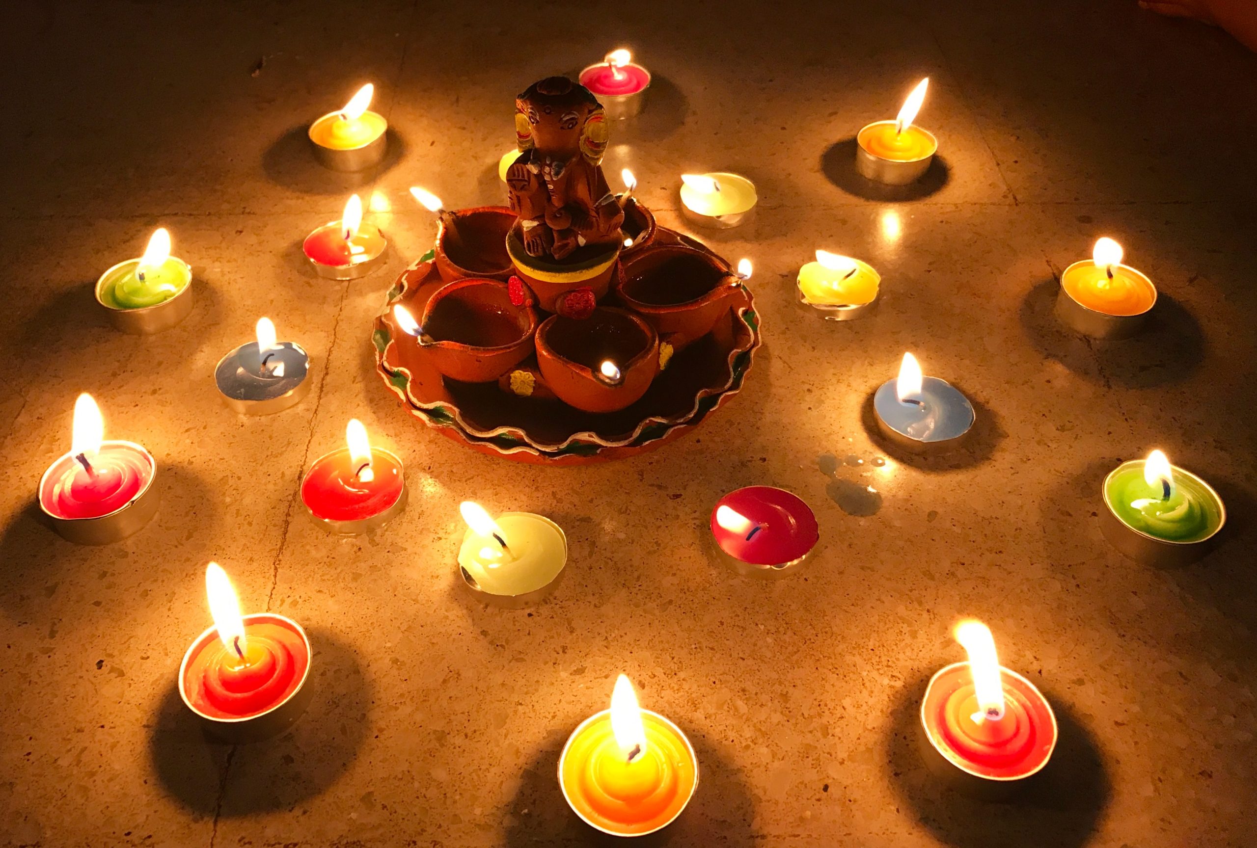 Lovely Colorful Candel-diya Wallpapers In 2560p High - Happy Diwali Hd In Hindi - HD Wallpaper 