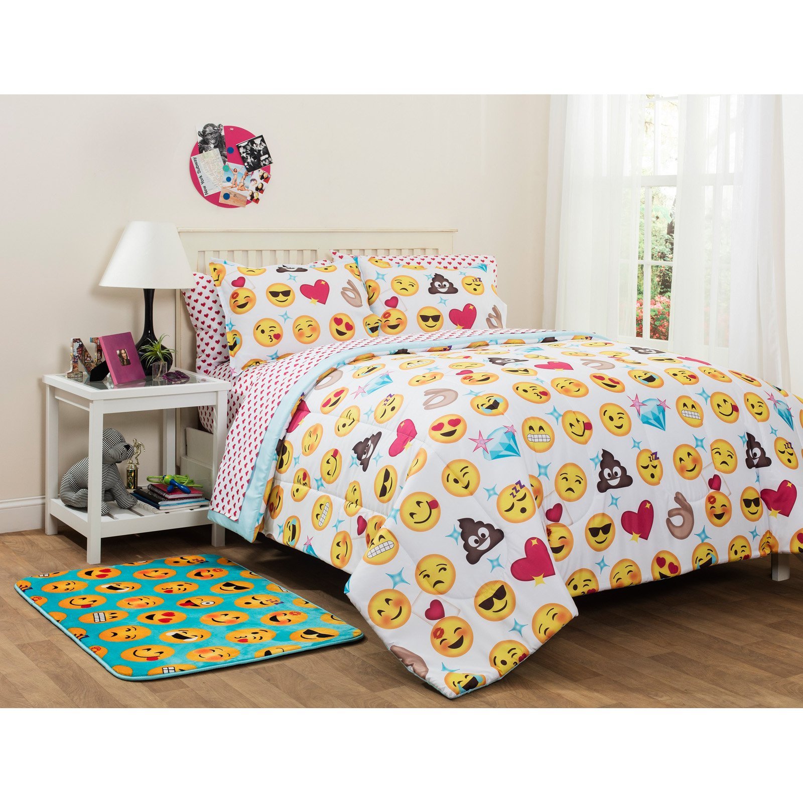 Emoji Bedding - HD Wallpaper 