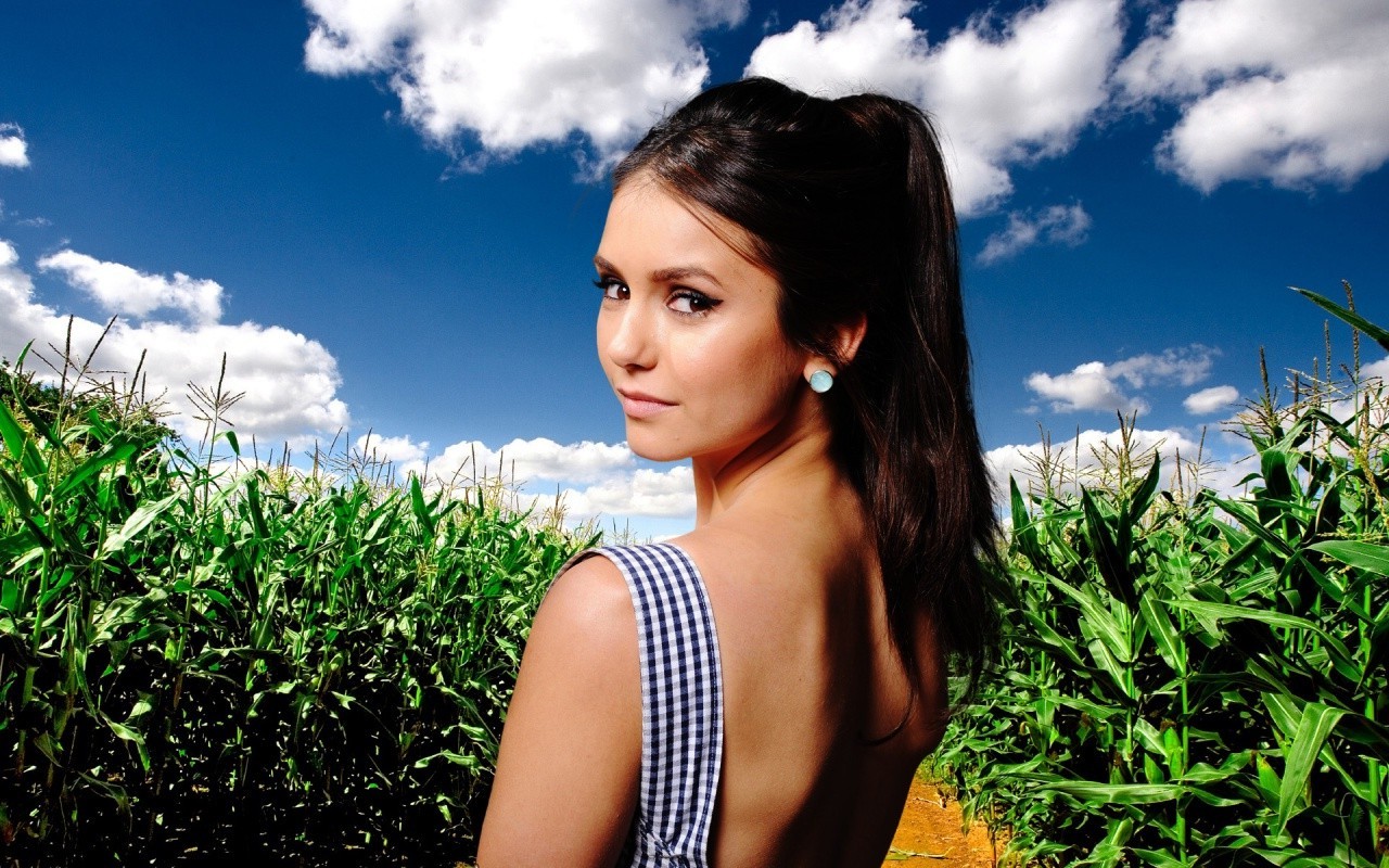 Nina Dobrev Wallpaper Hd - HD Wallpaper 