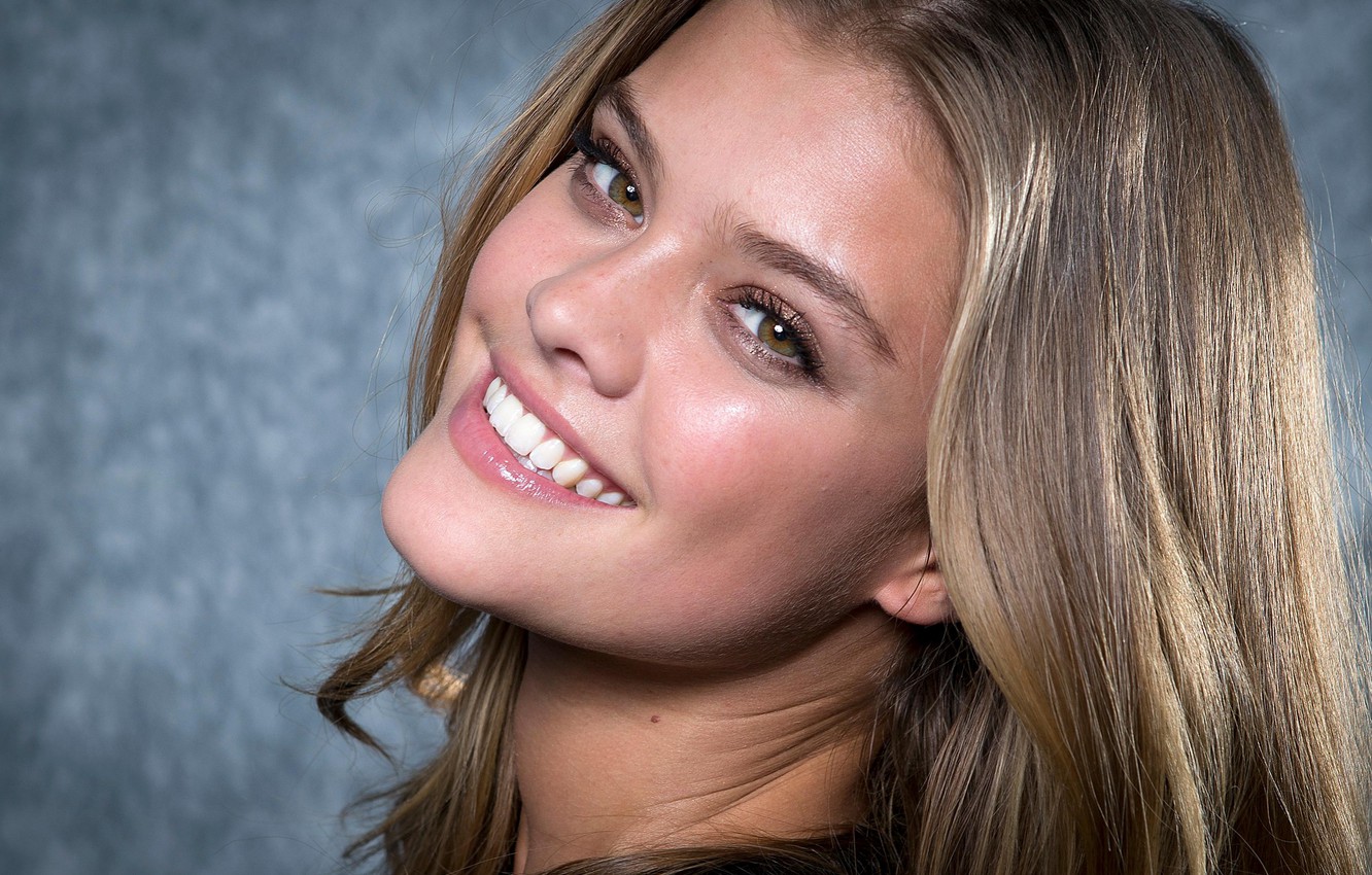 Photo Wallpaper Look, Pose, Model, Hair, Portrait, - Smile Nina Agdal Hd - HD Wallpaper 