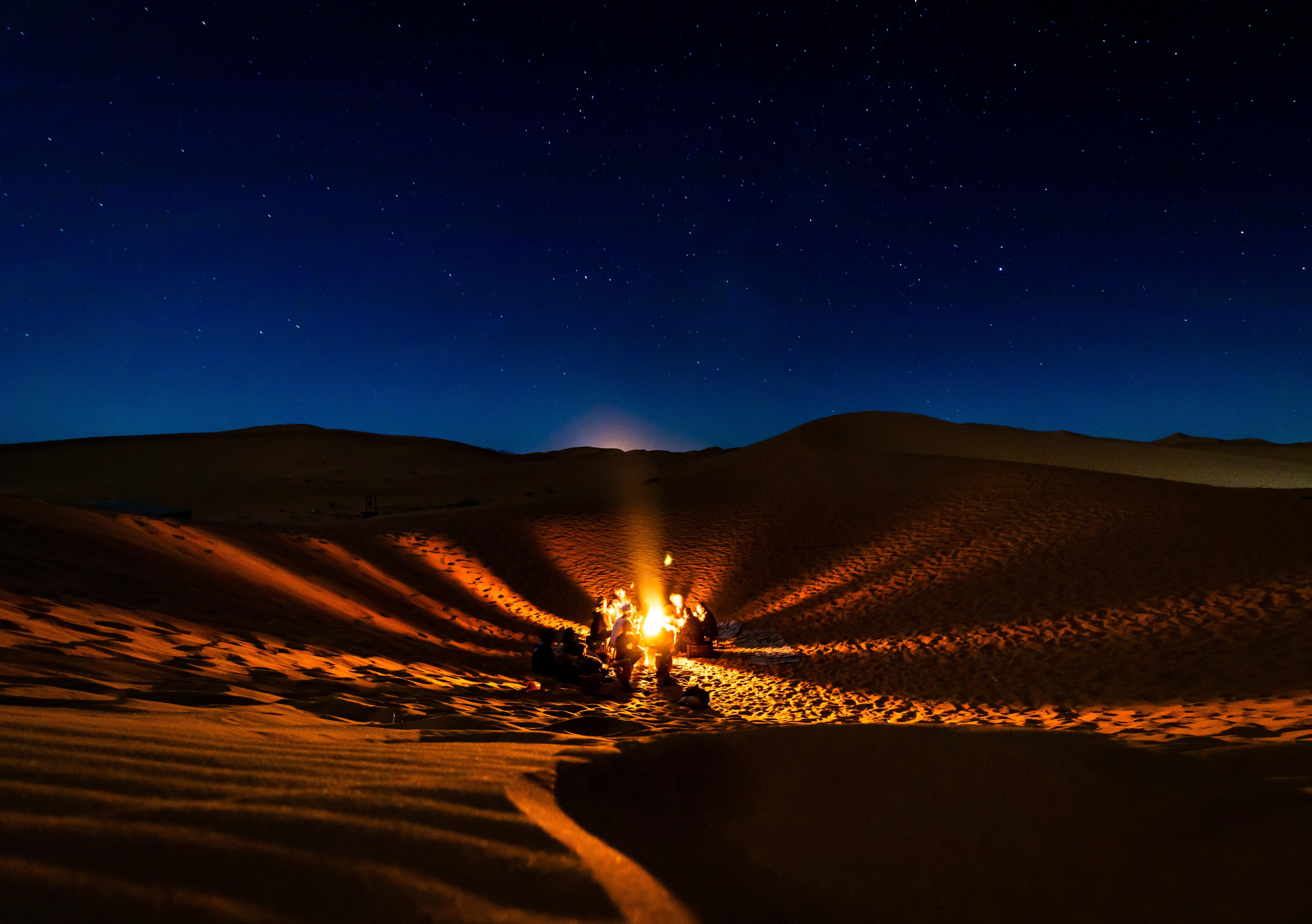Bonfire, Camping, Desert, People, Night, Starry Sky, - 4k Hd Desert Pictures Night - HD Wallpaper 