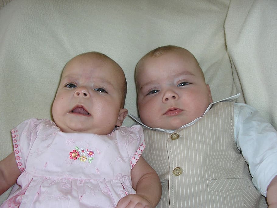 Two Babies Lying, Twins, Siblings, Infants, Newborn, - Gemeo Fotos De Bebês Recem Nascidos - HD Wallpaper 