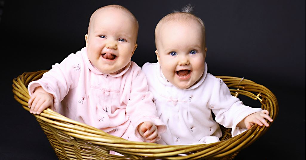 Cute Twin Baby Images Free Download For Mobile Pc - Baby Twins With Blue Eyes Girl - HD Wallpaper 