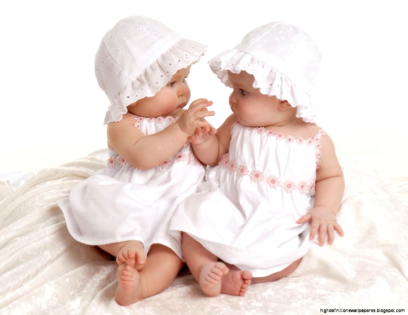 Cute Twin Baby Girl Hd Desktop Wallpapers Flipped Images - Baby - HD Wallpaper 