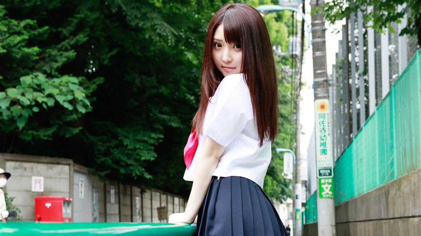 Pure Japanese School Girl With The Beat On The Streets - Japanese School Girl - HD Wallpaper 