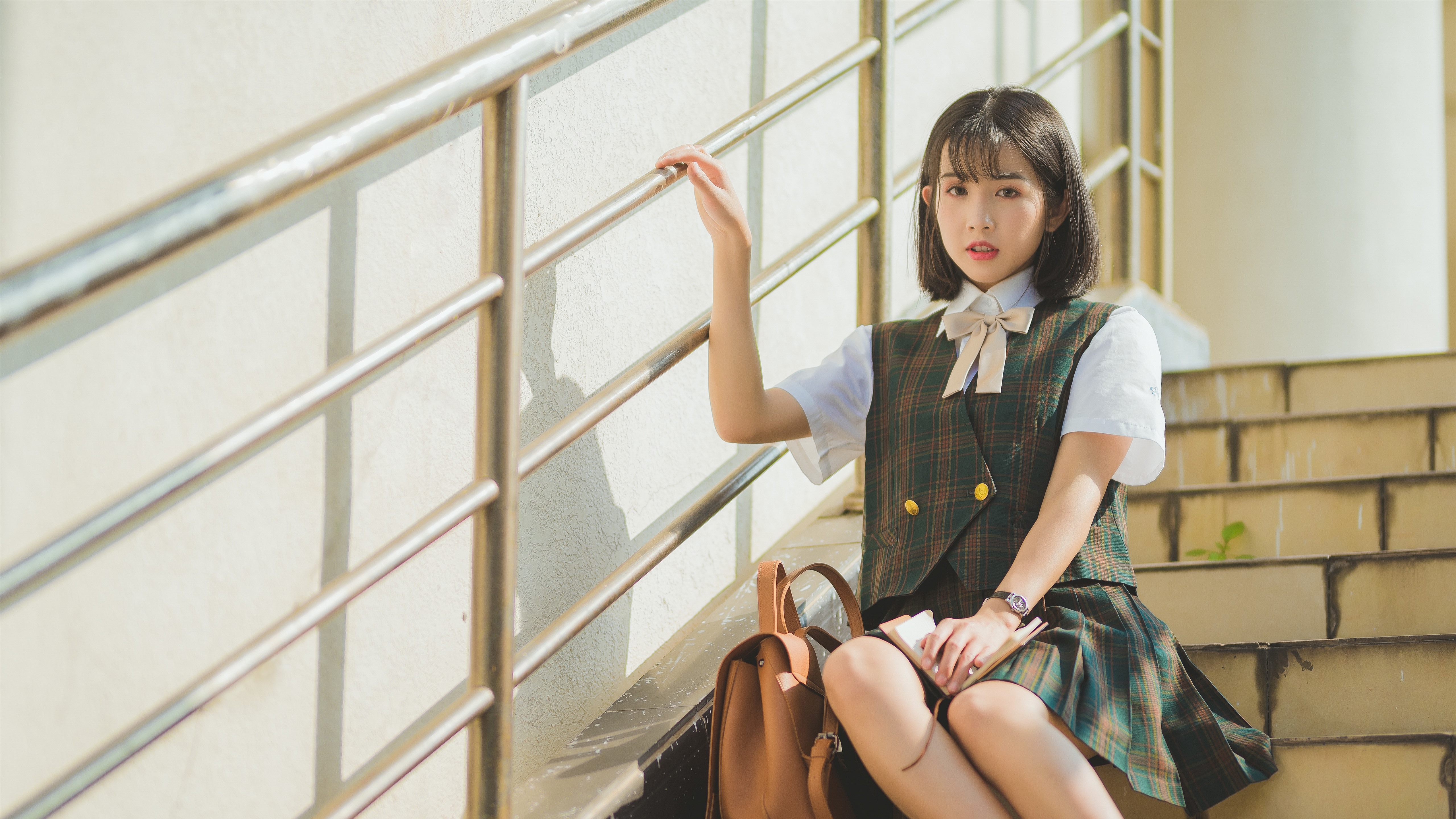 Wallpaper Short Hair Schoolgirl, Ladder - Short Hair School Girl - HD Wallpaper 