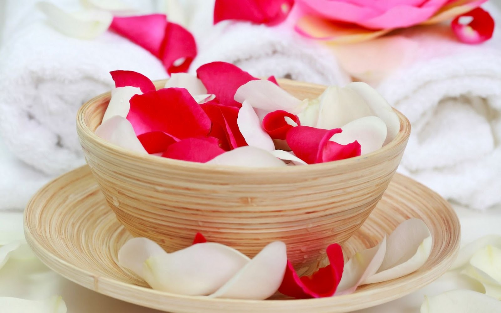 Red White Rose Petals Towels Spa Center Hd Wallpaper - Hình Ảnh Cánh Hoa Hồng - HD Wallpaper 