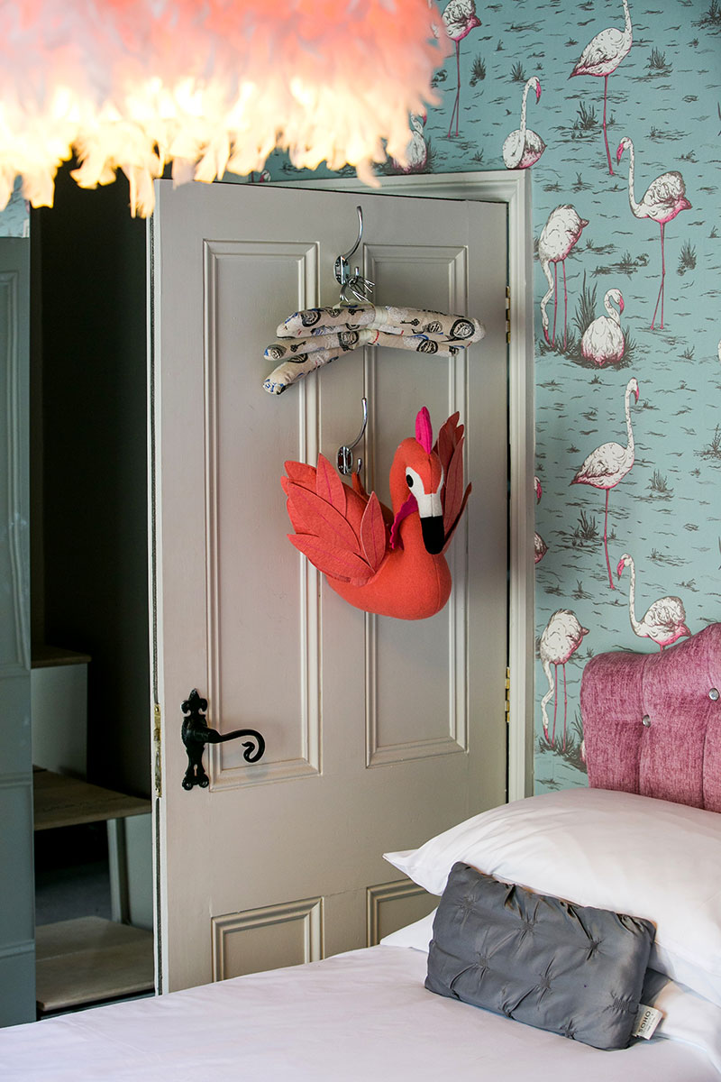 Quirky Alice In Wonderland Furniture - HD Wallpaper 