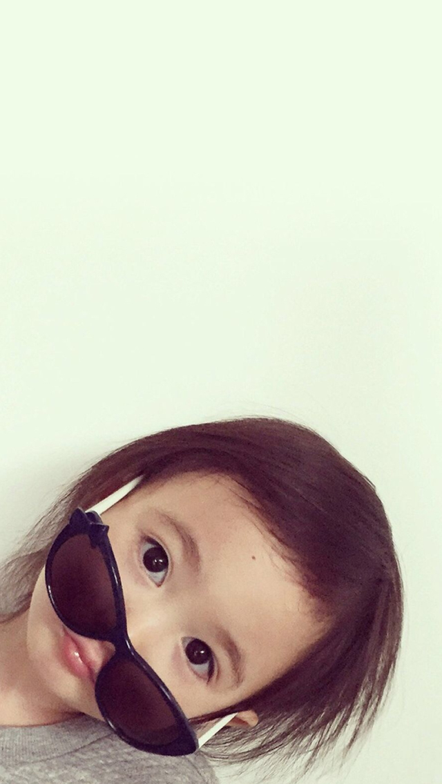 Cute Lovely Sweet Girl Wearing Glass Simple Iphone - Wallpaper - HD Wallpaper 